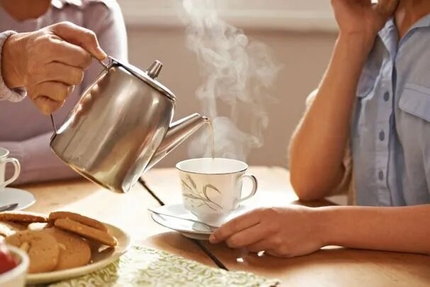 چای شبانه چه بلایی سر خواب می‌آورد؟ ۷ باور رایج درباره چای