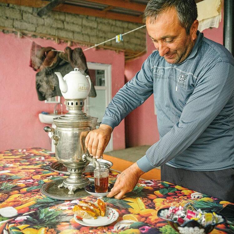روش‌های دم کردن چای در جمهوری آذربایجان؛ میراثی از فرهنگ قفقاز و دوران شوروی
