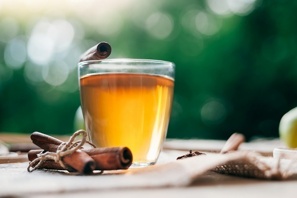 دم کردن چای سبز و دارچین