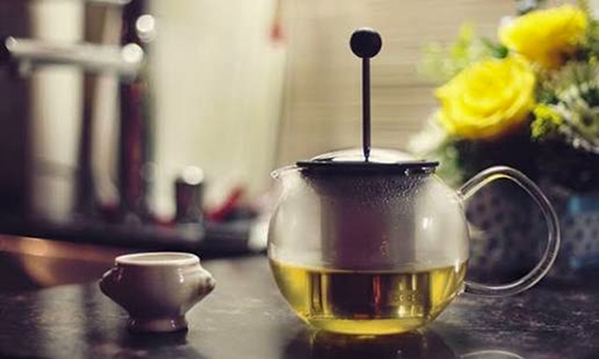 بررسی اثر مکمل چای سبز بر التهاب و استرس اکسیداتیو در افراد دارای اضافهوزن